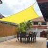 Voile d'ombrage rectangulaire jaune PEHD 3x4,5m avec anneaux de fixation.