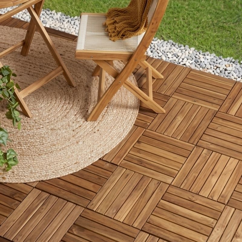 Caillebotis clipsables marron en bois d'acacia, lot de 30, pour terrasse extérieure.