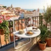 Table de balcon suspendue pliable blanche effet rotin tressé.