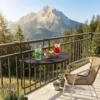 Table de balcon suspendue pliable marron effet rotin tressé.