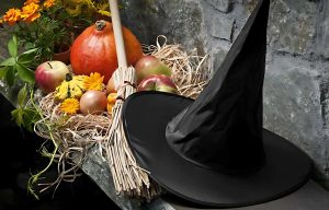 Petit balcon décoré pour Halloween avec citrouilles lumineuses et guirlandes LED