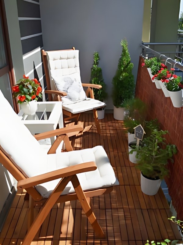 petit balcon avec caillebotis de balcon, fauteuils en bois et plantes décoratives