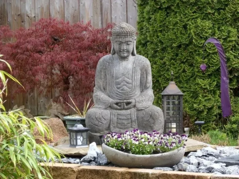Détail de décoration zen wabi-sabi avec poterie patinée et bois naturel sur un balcon japonais.