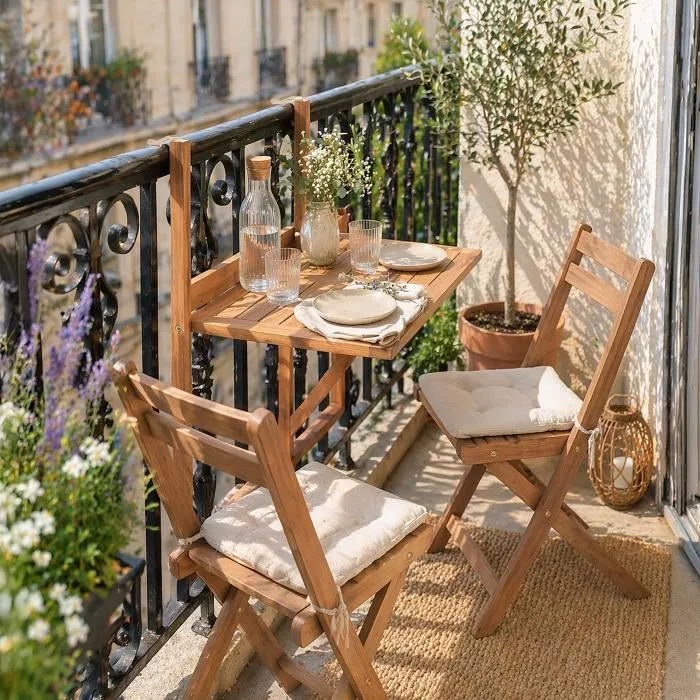 Table de balcon suspendue en bois d'acacia massif sur un balcon zen minimaliste.