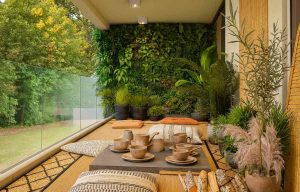 balcon zen avec mur vegetal plantes tropicales coussins et table basse pour une decoration naturelle