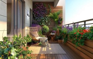 Petit balcon aménagé avec des plantes vertes, des meubles en rotin et des coussins beiges pour créer un espace détente naturel et chaleureux.