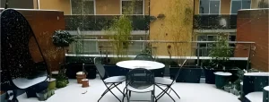 terrasse enneigée avec plantes et mobilier