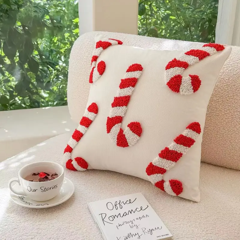 Alternative view of Housse de coussin de Noël décorative 45x45 cm – motifs bonbons rouges