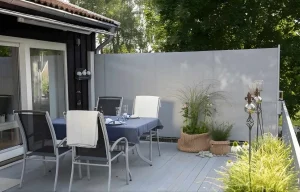 Balcon moderne protégé du vent avec brise-vue et paravent latéral