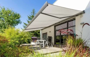 Store banne crème qui protège une belle terrasse en été