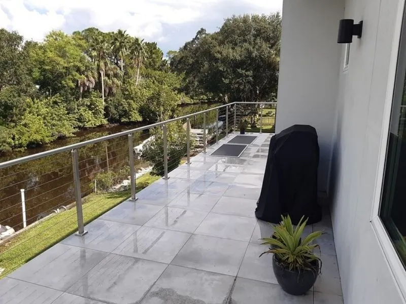 Aménagement de balcon étroit filant avec stores extérieurs anti-chaleur et mobilier modulable pour petit espace.
