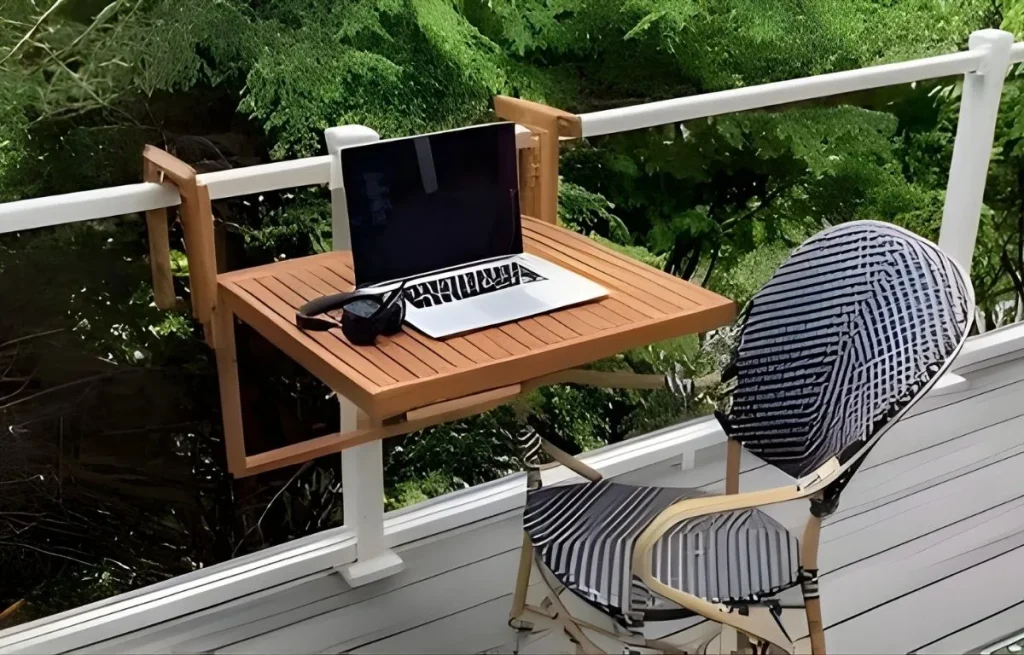 Bureau de balcon suspendu en bois massif avec ordinateur et casque, fauteuil confortable pour télétravail en extérieur.