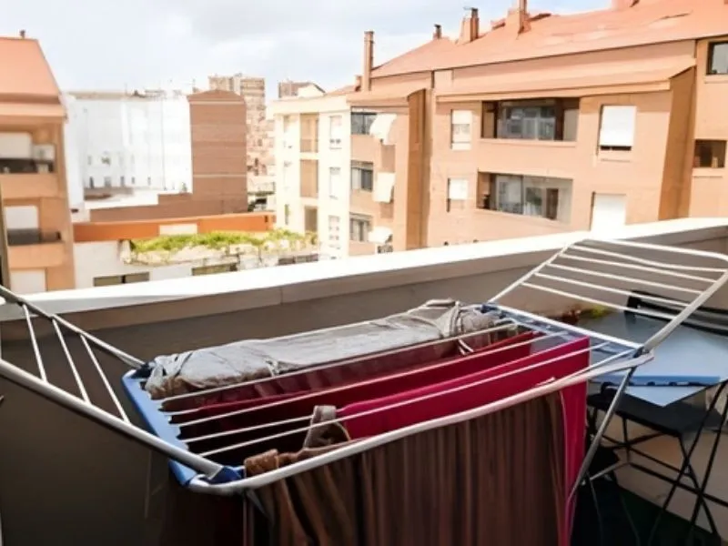 Petit étendoir à linge compact pour balcon d'appartement.
