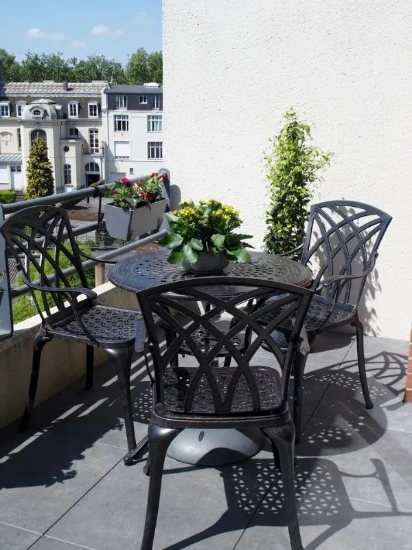 petit-salon-de-jardin-en-fer-forge-noir-pour-amenagement-balcon-etroit