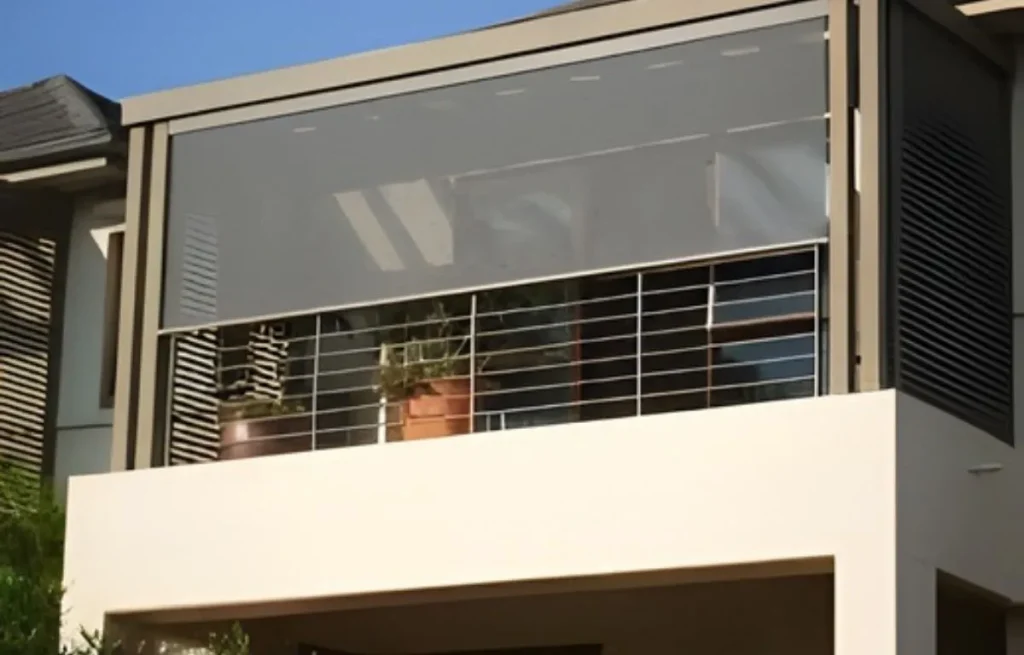 Store banne vertical sans perçage pour balcon d'appartement, protection vis-à-vis et intimité en location.