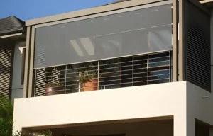 Store banne vertical sans perçage pour balcon d'appartement, protection vis-à-vis et intimité en location.