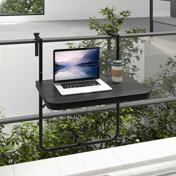 Support d'ordinateur pour balcon noir minimaliste, plateau de travail amovible fixé sur garde-corps métallique.
