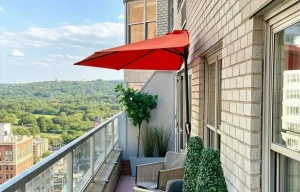 Demi-parasol de balcon rouge adossé au mur pour ombrager un espace restreint