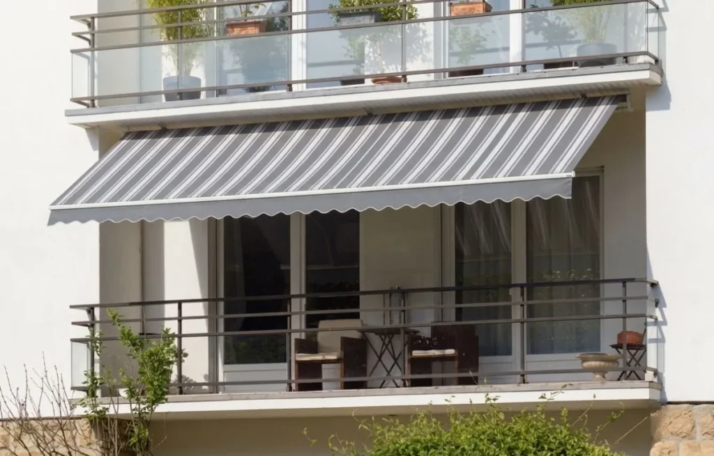 Store banne motorisé gris pour balcon moderne avec télécommande