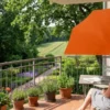 Store latéral enroulable orange pour balcon protection soleil et brise-vue