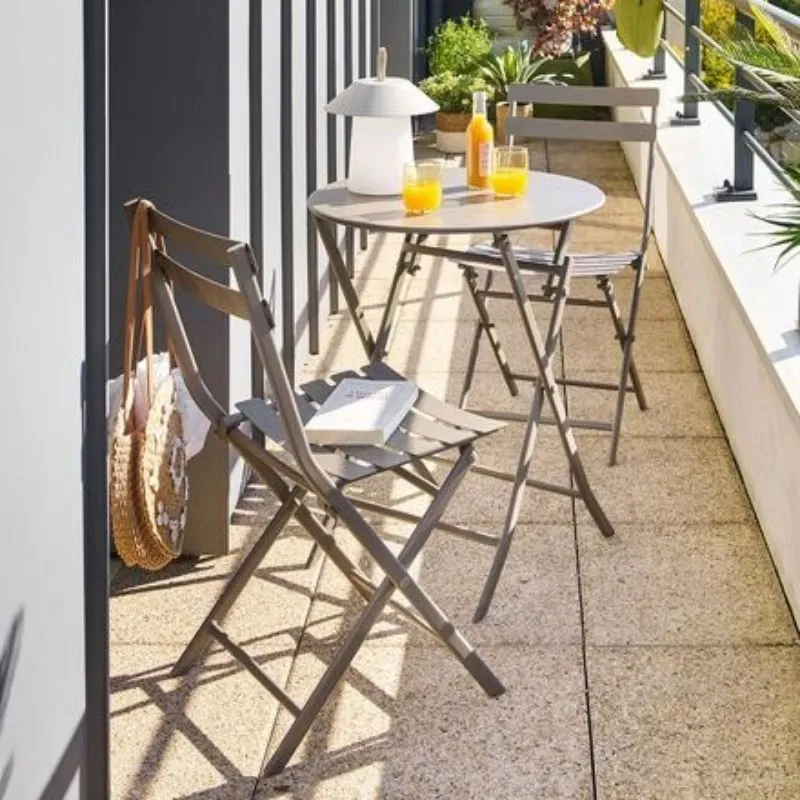 Petite table bistrot pliante avec deux chaises pour aménagement de balcon de 4m² - Style Balconnova