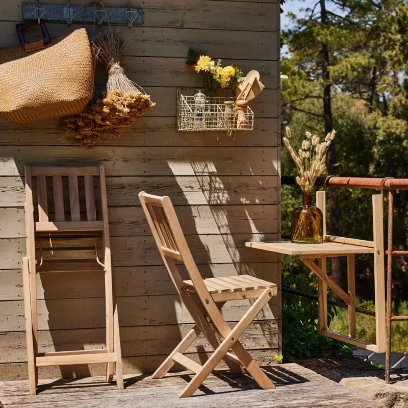 Table de balcon suspendue en bois pour petit espace extérieur de 4m² - Aménagement Balconnova