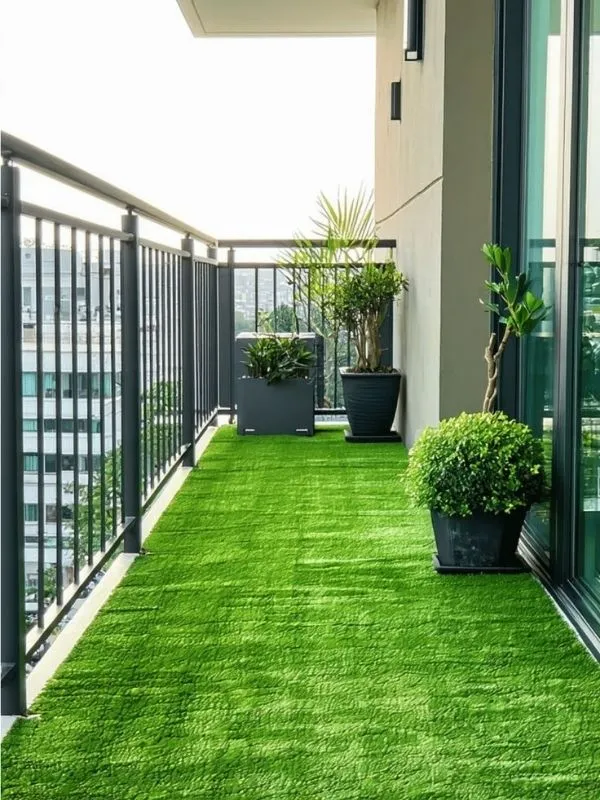Aménagement d'un long balcon moderne avec pelouse synthétique réaliste et plantes en pot