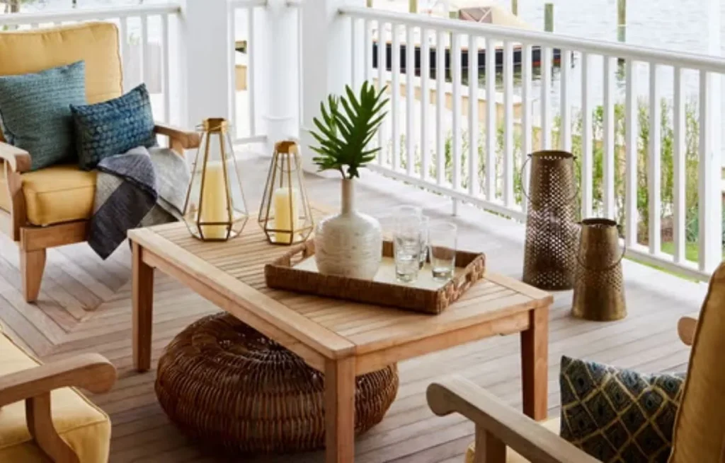 Décoration de table pour salon de balcon : lanternes et plante sur table basse en bois - Ambiance extérieur