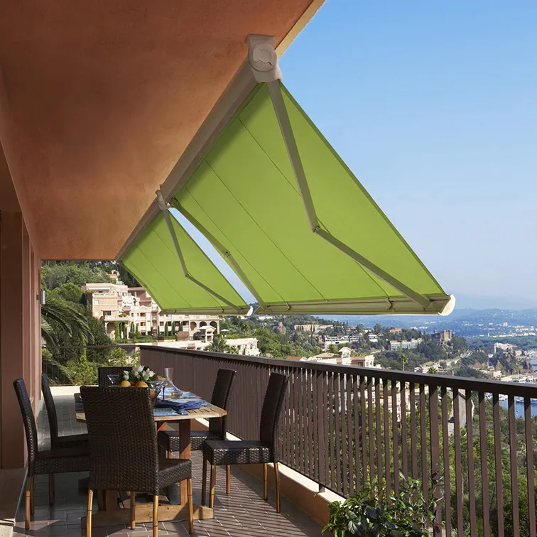 Store de terrasse banne couleur vert pomme déployé au-dessus d'un balcon avec vue